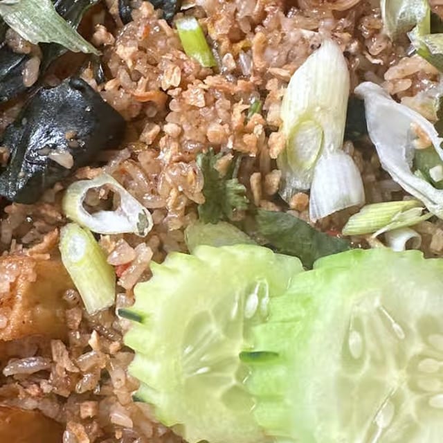 R2. Kao Pad Spicy Basil.